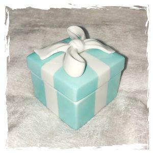 TIFFANY & CO. Classic Porcelain Blue Box